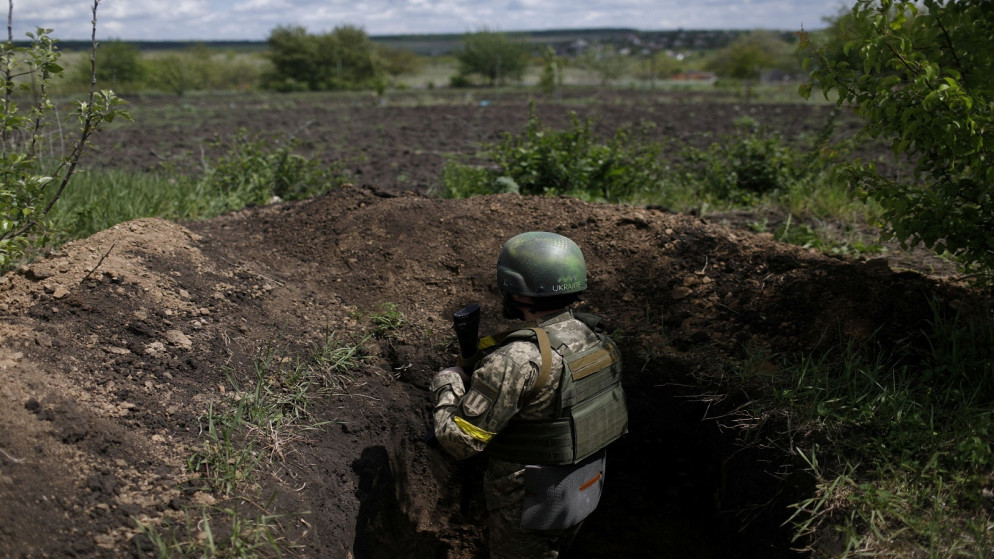 جندي أوكراني خندق يستخدم كنقطة مراقبة في منطقة خط المواجهة في منطقة خاركيف، أوكرانيا 15 أيار/مايو 2022. (رويترز)