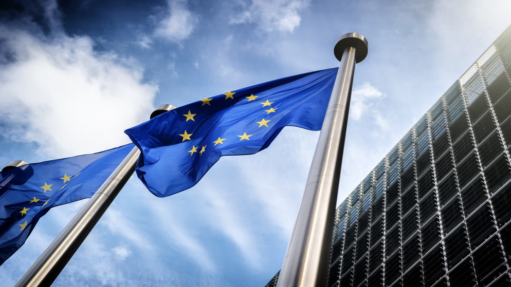 علم الاتحاد الأوروبي أمام مقر المفوضية الأوروبية في بروكسل. (Shutterstock)
