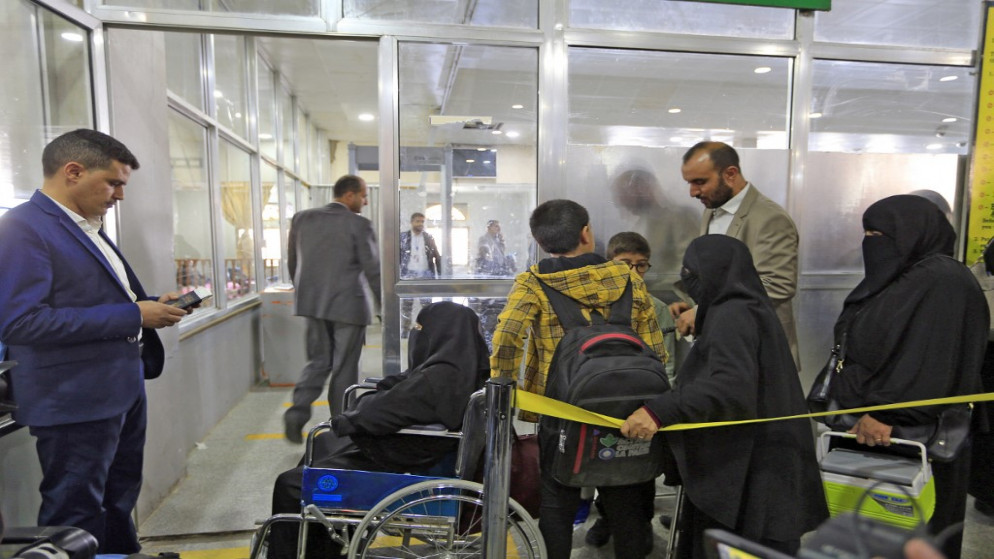 وصول ركاب للحاق بأول رحلة للخطوط الجوية اليمنية من مطار صنعاء بالعاصمة اليمنية، إلى عمّان في الأردن لتلقي الرعاية الطبية .16 أيار/مايو 2022.(أ ف ب)