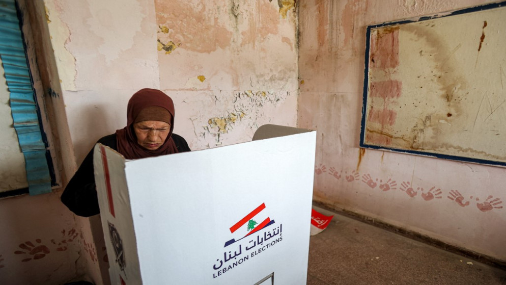 امرأة تصوت في الانتخابات البرلمانية في مركز اقتراع في العاصمة اللبنانية بيروت.15 أيار/ مايو 2022.(أ ف ب)