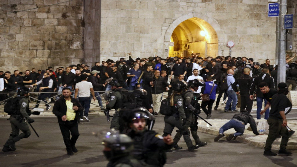 اعتداء قوات الاحتلال الإسرائيلي على فلسطينيين خلال تشييع جثمان وليد الشريف الذي استشهد في القدس المحتلة. 16 أيار/مايو 2022. (أ ف ب)