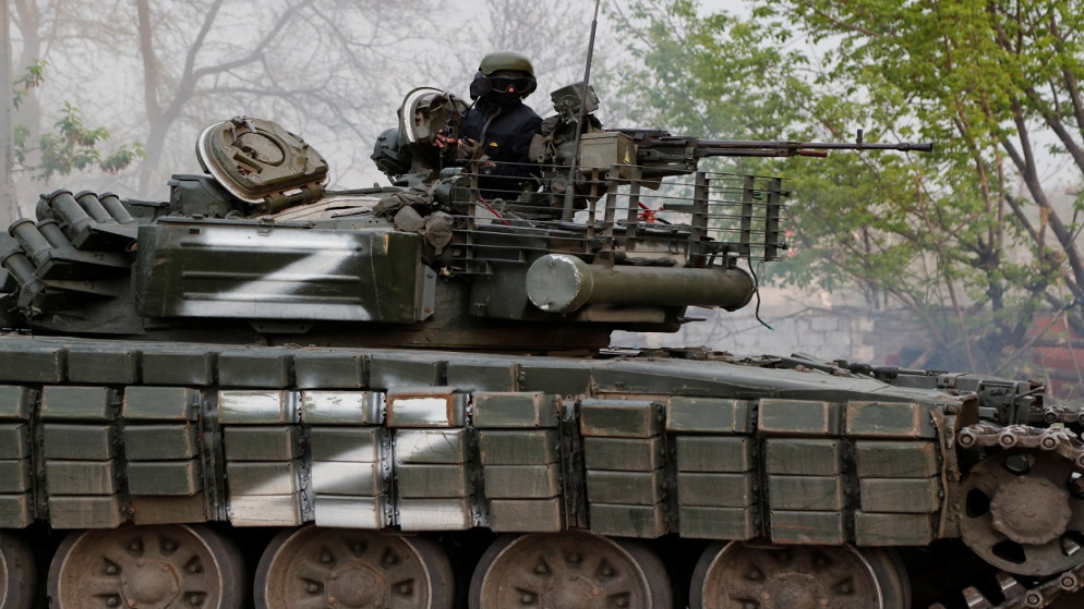 جندي روسي فوق دبابة أثناء القتال بالقرب من مصنع آزوفستال للصلب في مدينة ماريوبول الساحلية الجنوبية بأوكرانيا، 5 آيار/ مايو 2022. (رويترز)