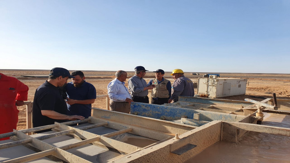 وزير الطاقة والثروة المعدنية صالح الخرابشة عند بئر السرحان في جنوب شرق المملكة. (وزارة الطاقة)