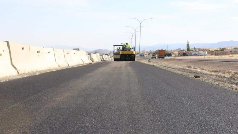 جانب من إعادة تأهيل جزء من الطريق الصحراوي. (وزارة الأشغال العامة)