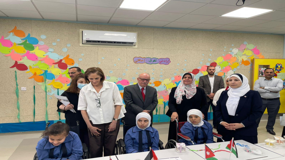جانب من افتتاح مدرسة الأمل للغة الإشارة الدامجة الثانوية المختلطة في محافظة العقبة. (وزارة الأشغال العامة)