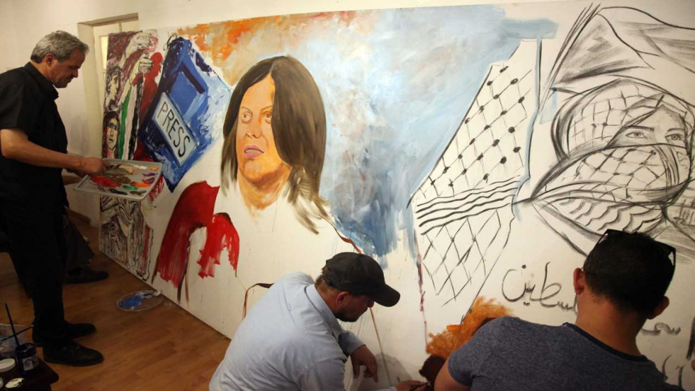 أنجزت منظمة حرير للتنمية المجتمعية، بالتعاون مع رابطة الفنانين التشكيليين لوحة "صوت السلام الإنساني"، التي تصدّرتها الشهيدة شيرين أبو عاقلة. (بترا)