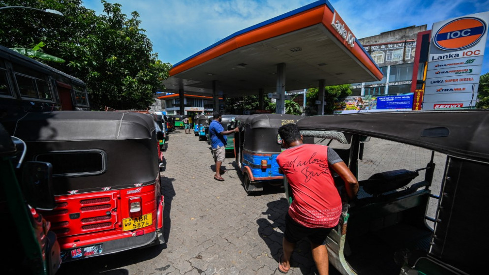 سائقو الريكاشة (التوك توك) يصطفون لشراء البنزين في محطة وقود في كولومبو .18 مايو 2022.(أ ف ب)