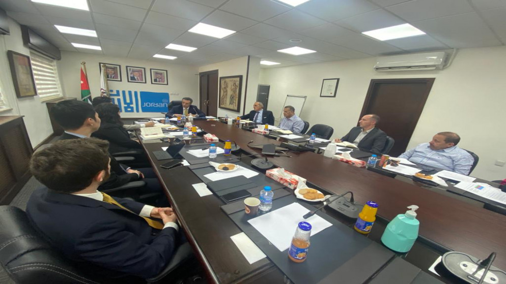 وزير السياحة والآثار نايف الفايز خلال لقاء في مقر الوزارة، الخميس، مع رئيس بعثة صندوق النقد الدولي للأردن علي عباس والوفد المرافق.(المملكة)