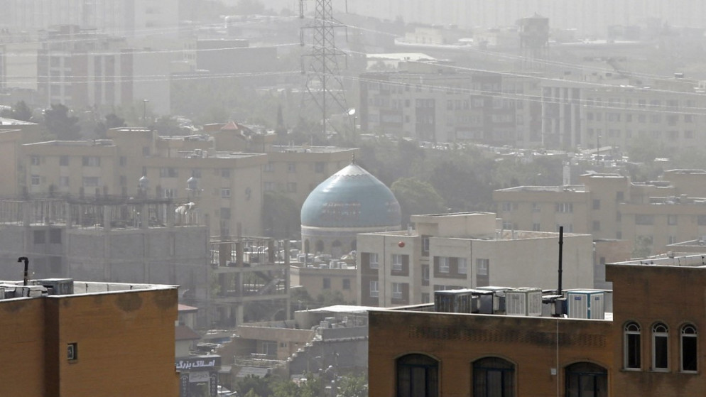 عاصفة رملية اجتاحت مسجدًا في العاصمة الإيرانية طهران .17 مايو 2022.(أ ف ب)