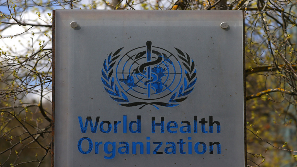 شعار منظمة الصحة العالمية في مقرها في جنيف. (رويترز)