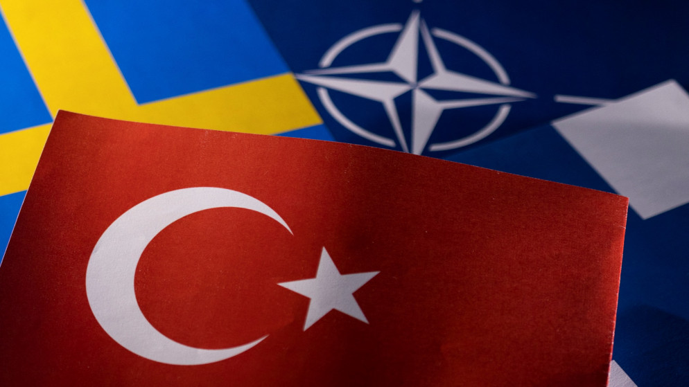 أعلام تركيا وفنلندا والسويد والناتو. (رويترز)