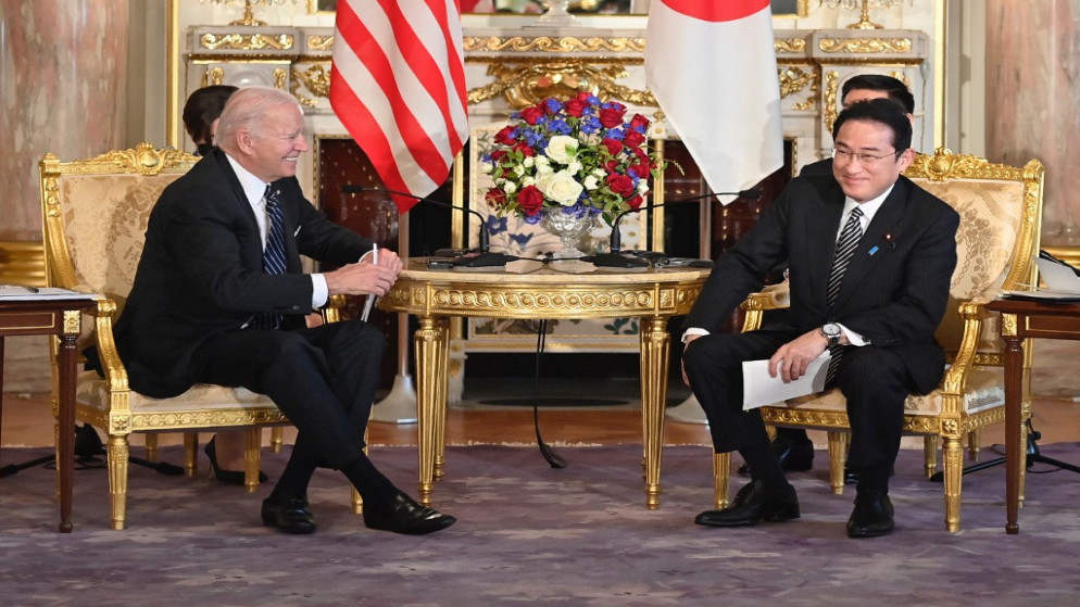 الرئيس الأميركي جو بايدن ورئيس الوزراء الياباني فوميو كيشيدا في طوكيو، اليابان. (أ ف ب)