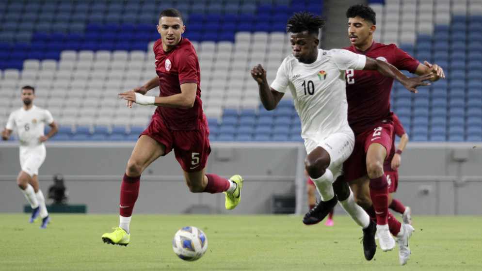 جانب من مباراة المنتخب الأولمبي الأردني لكرة القدم ونظيره القطري على ملعب الجنوب المونديالي في مدينة الوكرة. (اتحاد كرة القدم)