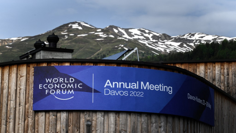 صورة تظهر لافتة حدث في مركز المؤتمر قبل الاجتماع السنوي للمنتدى الاقتصادي العالمي في دافوس، 22 أيار/ مايو 2022. (أ ف ب)