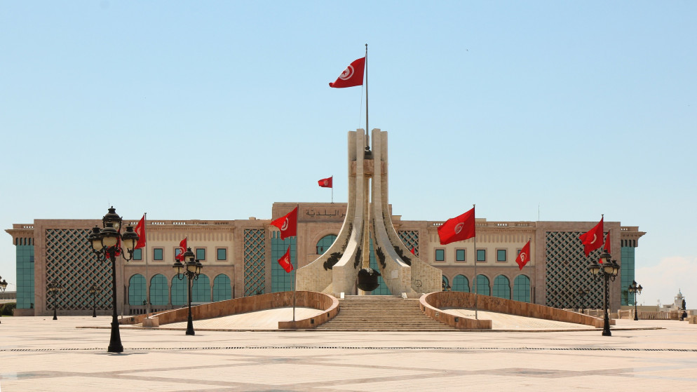 صورة أرشيفية لبناء مع رايات العلم التونسي في وسط المدينة. (shutterstock)