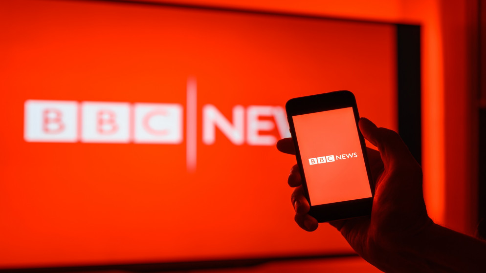 هيئة الإذاعة البريطانية "بي بي سي" ألغت ألف وظيفة وقنوات مع تحولها الرقمي. (shutterstock)