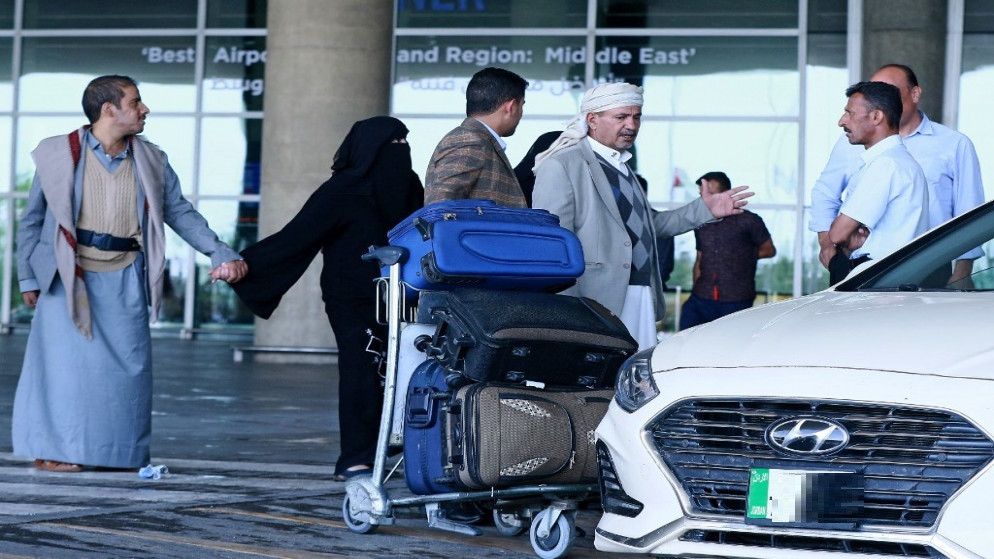 مسافرون يمنيون يصلون مطار الملكة علياء في عمّان بعد مغادرتهم صنعاء في أول رحلة تجارية منذ نحو 6 سنوات. 16 أيار/مايو 2022. (خليل مزرعاوي / أ ف ب)