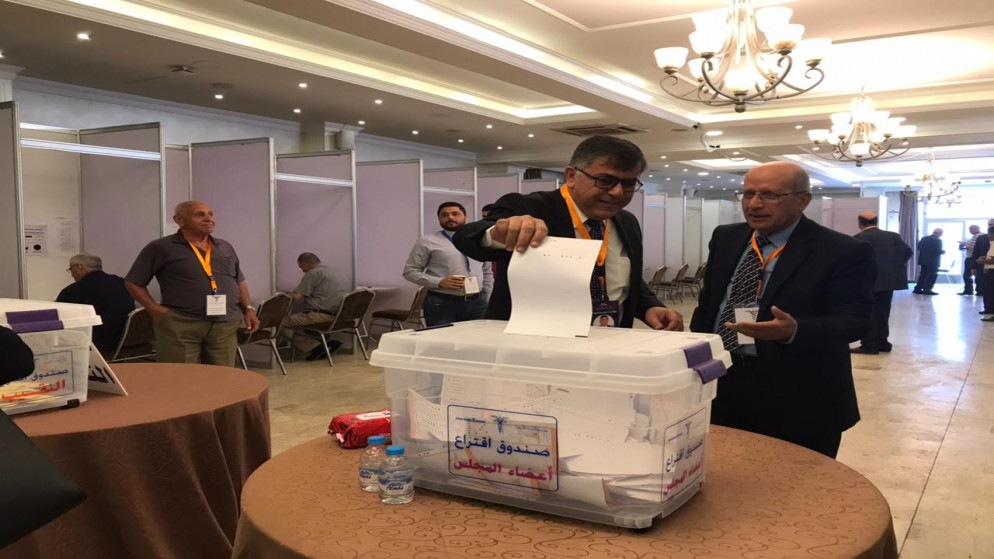 أطباء يدلون بأصواتهم في انتخابات مجلس نقابة الأطباء الأردنيين. (المملكة)