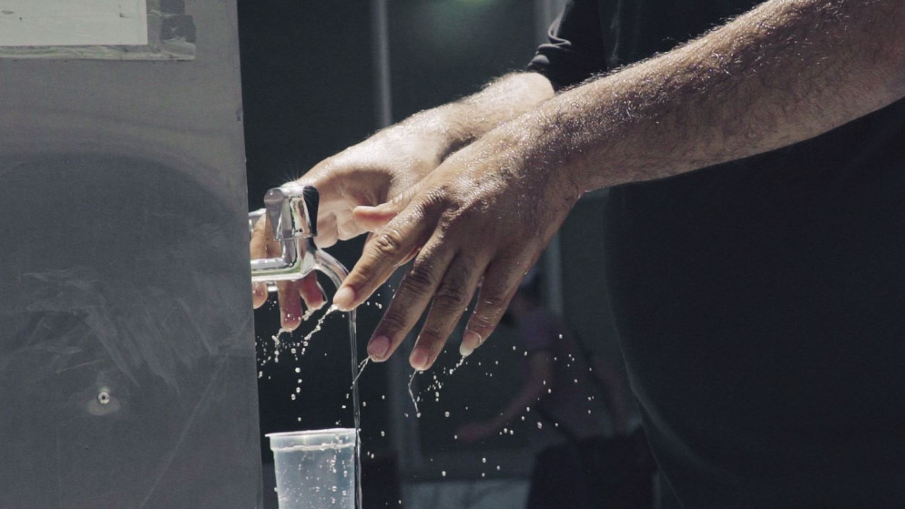 شخص يغسل يديه. (فادي إسكندراني/ المملكة)