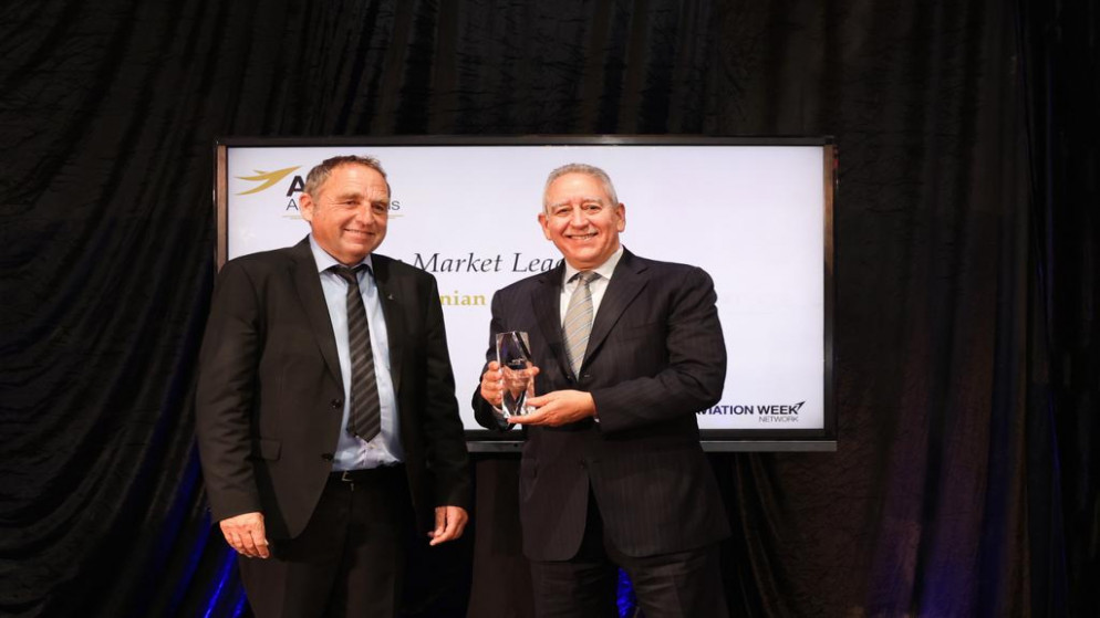 تسلم الرئيس التنفيذي للملكية الأردنية سامر المجالي لجائزة شركة الطيران الرائدة في سوق المنطقة لعام 2022. (شركة الخطوط الجوية الملكية الأردنية)