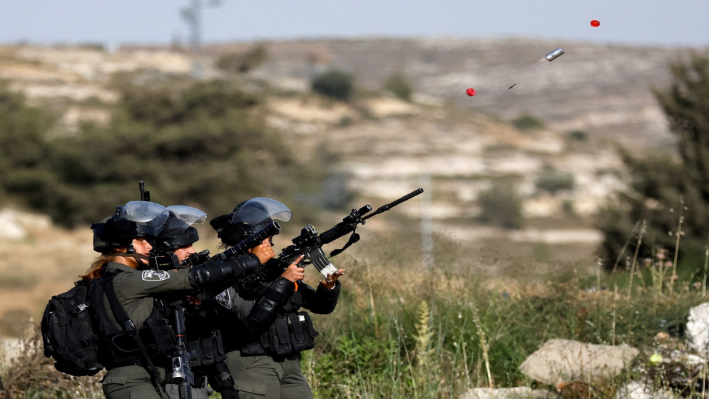 عناصر من قوات الاحتلال الإسرائيلي خلال مواجهات مع فلسطينيين في الضفة الغربية المحتلة. (رويترز)
