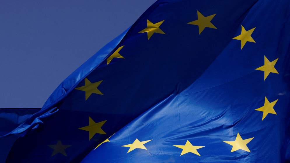 علم الاتحاد الأوروبي أمام مقر المفوضية الأوروبية في بروكسل. (رويترز)