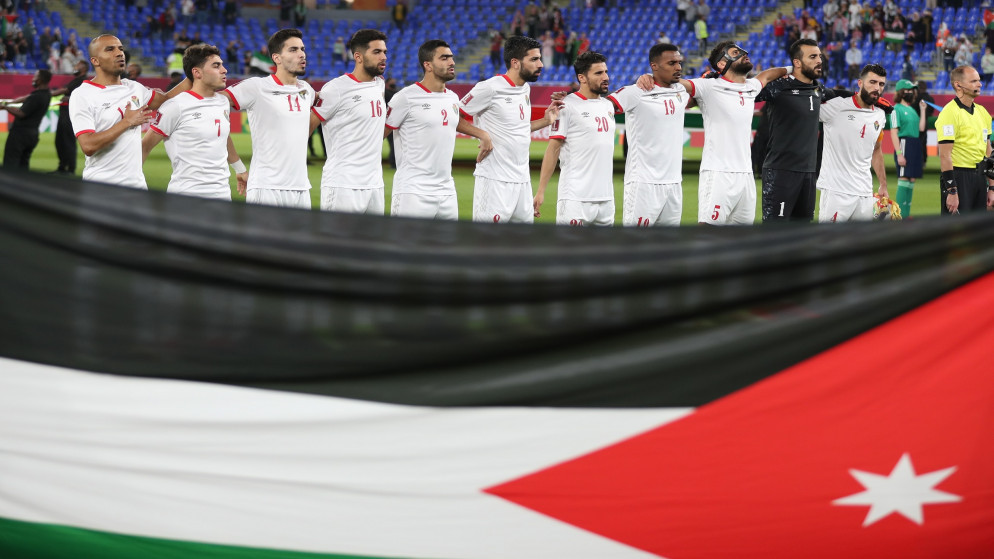 لاعبو المنتخب الوطني أثناء عزف السلام الملكي قبل بدء مباراة الأردن وفلسطين في كأس العرب في الدوحة. (رويترز)