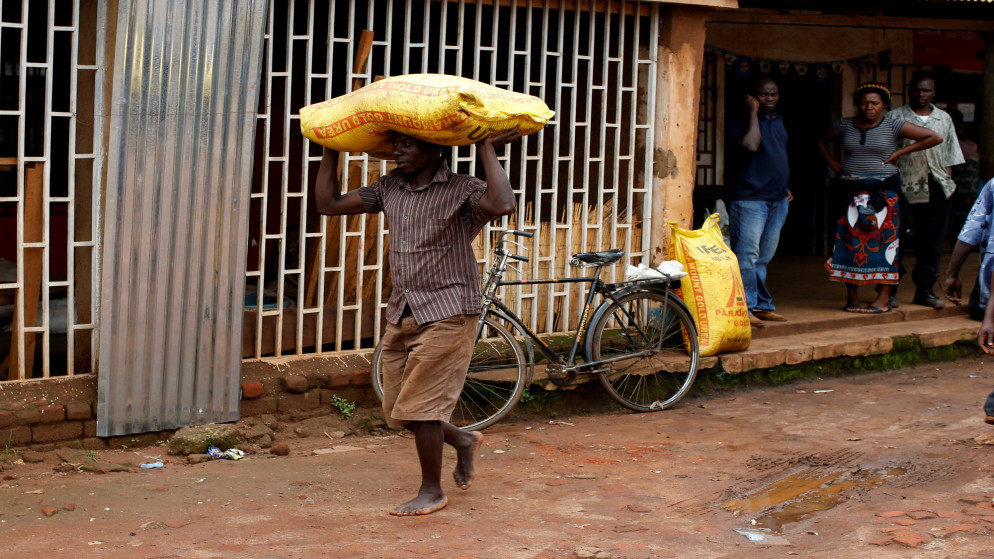 مزارع في مالاوي يحمل كيسا من السماد. (رويترز)