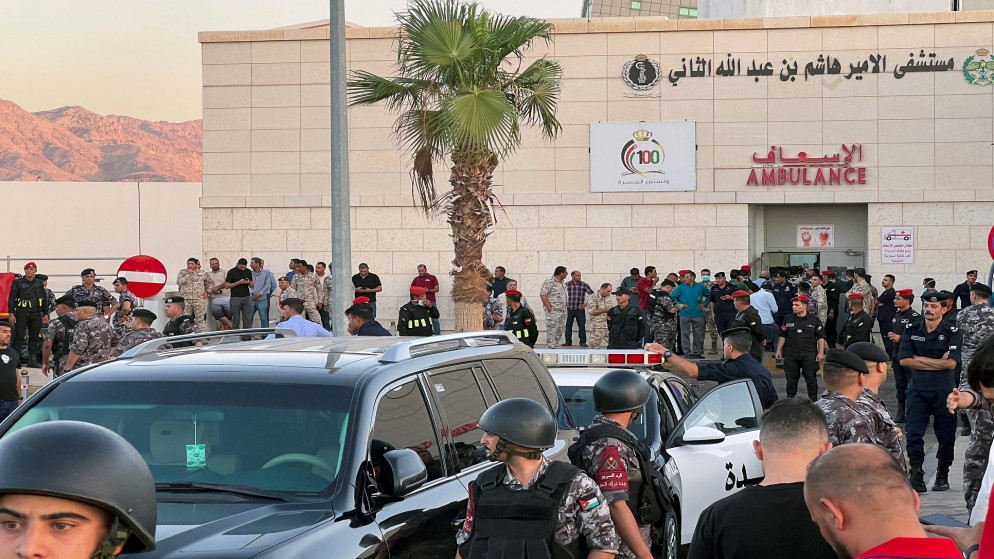 أفراد من الدرك يقفون خارج مستشفى بعد تسرب غاز سام من صهريج في العقبة،27/6/2022 (رويترز)
