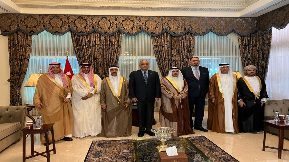 سفراء دول مجلس التعاون الخليجي يقدمون العزاء بضحايا حادثة العقبة. (رئاسة الوزراء)