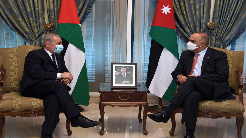 صورة أرشيفية لرئيس الوزراء بشر الخصاونة خلال لقاء مع رئيس الوزراء الفلسطيني محمد اشتية. (وفا)