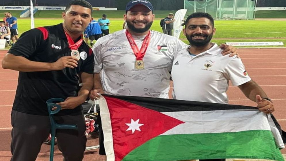 البطل البارالمبي أحمد هندي يتوج بذهبية دفع الكرة الحديدي. (اللجنة البارالمبية الأردنية)