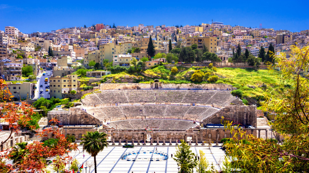 منظر للمسرح الروماني والعاصمة عمّان. (Shutterstock)