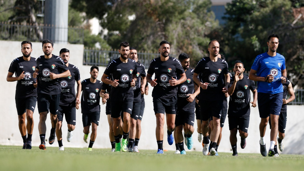 طارق خطاب (وسط يمين) خلال تدريبات للمنتخب الوطني لكرة القدم. (اتحاد كرة القدم)