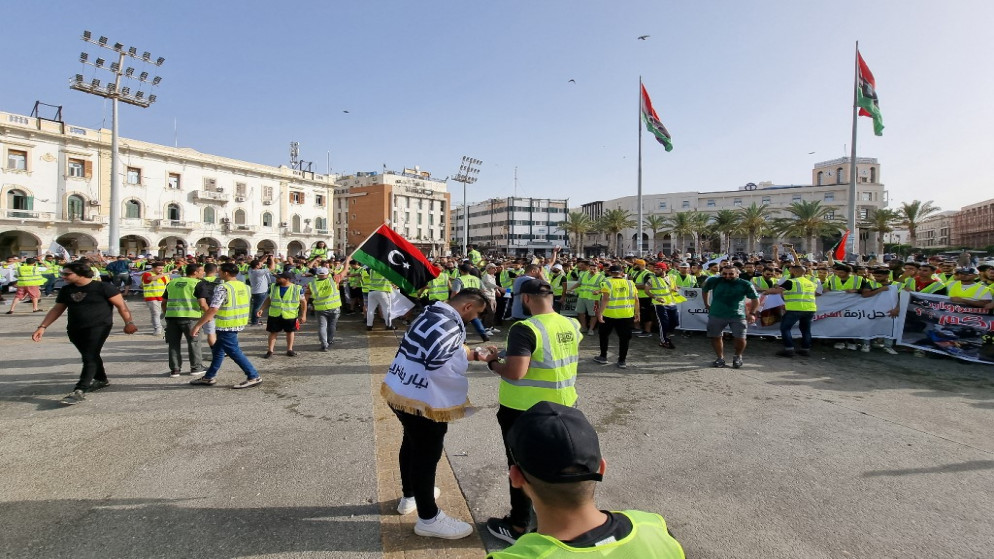 الليبيون يتجمعون في ساحة الشهداء بالعاصمة الليبية طرابلس، للاحتجاج على الوضع السياسي والظروف المعيشية المتردية، 1 يوليو 2022. (أ ف ب)