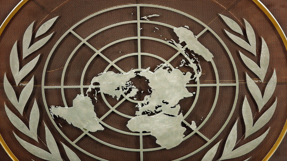 شعار الأمم المتحدة في قاعة الجمعية (رويترز)