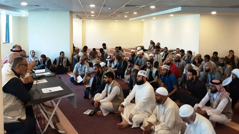 لجنة توعية الحجاج المرافقة لبعثة الحج الأردنية للديار المقدسة عبد السميرات خلال لقائه بالبعثة الإرشادية في مكة المكرمة.(بترا)