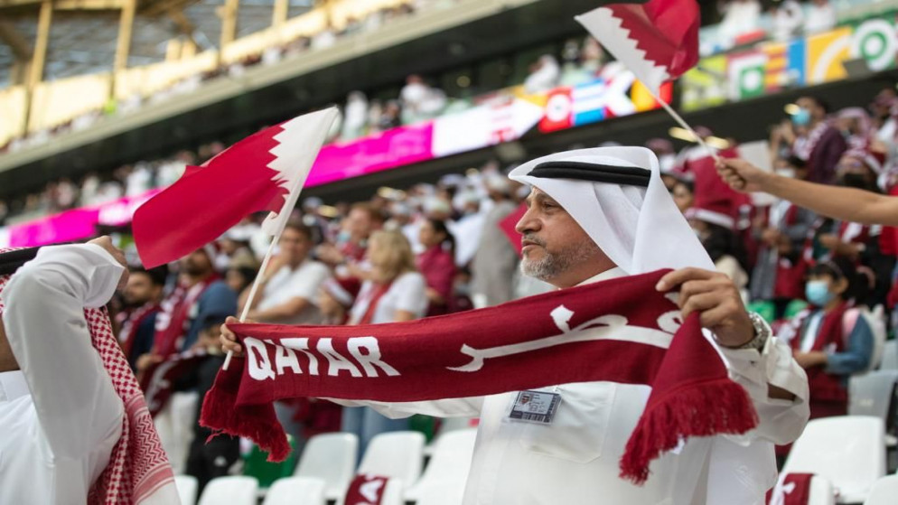 مشجع يؤازر منتخب قطر لكرة القدم. (اللجنة المنظمة للمونديال)
