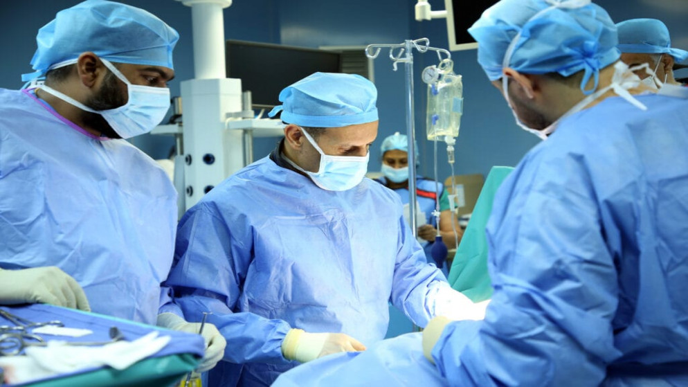 الطبيب الأردني فراس حسبان خلال إجراء عملية جراحية. (الطبيب)