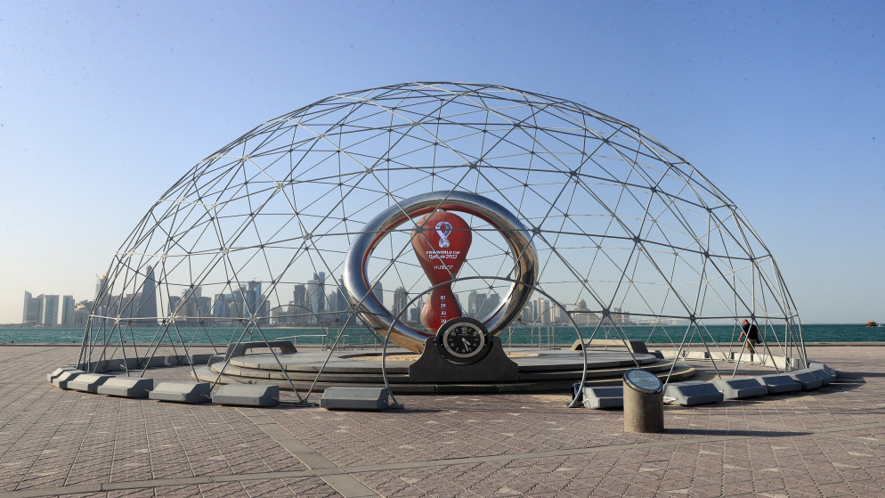 منظر عام لساعة العد التنازلي لبدء مونديال قطر. (رويترز)