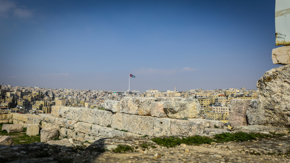 منظر عام لجبل القلعة في عمّان ويظهر فيها علم الأردن. (عمرو الدجاني/ المملكة)