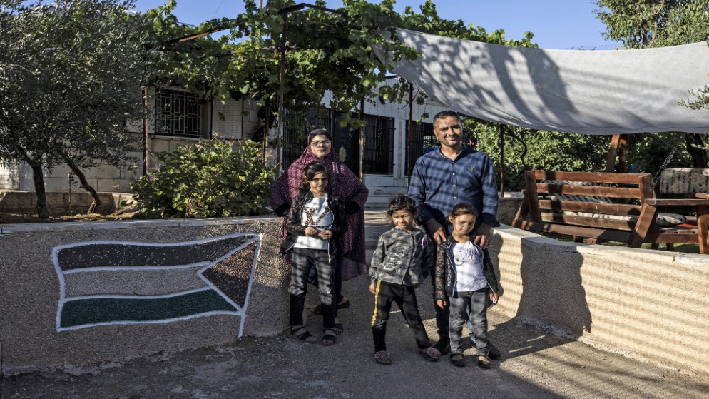 سعدات غريب (من اليمين) يقف مع أفراد من عائلته ، أمام منزله.19 يوليو / تموز 2022.(أ ف ب)