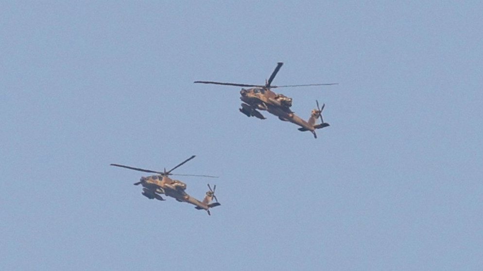 طائرتان عموديتان "هليكوبتر أباتشي" إسرائيليتان فوق مدينة عسقلان خلال غارة جوية إسرائيلية على مدينة غزة، 5 آب/أغسطس 2022. (أ ف ب)