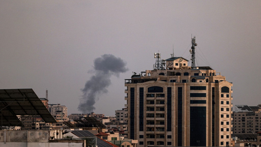 دخان متصاعد بعد غارة جوية إسرائيلية على مدينة غزة، 5 آب/أغسطس 2022. (أ ف ب)