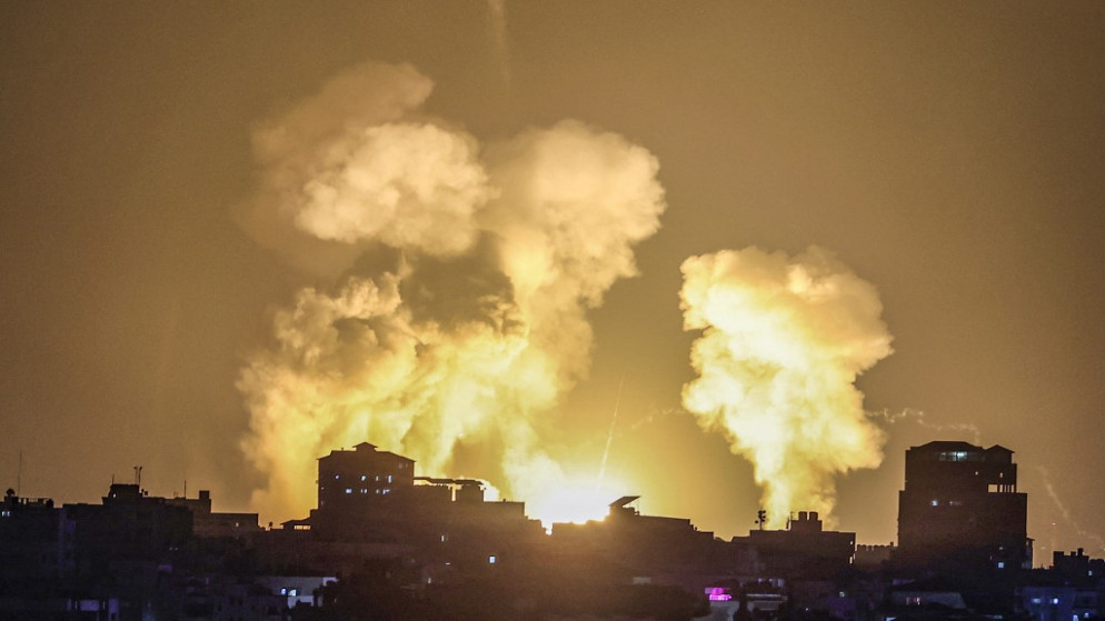 نيران متصاعدة في أعقاب غارات جوية إسرائيلية على مبنى في مدينة غزة، 5 آب/أغسطس 2022. (أ ف ب)