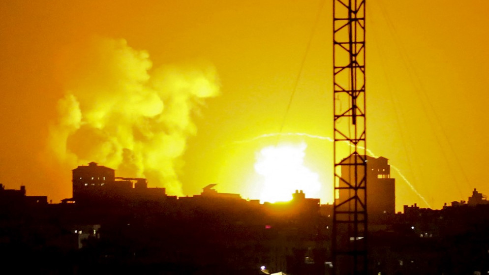 تصاعد الدخان والنيران فوق غزة خلال غارة جوية إسرائيلية، 5 أغسطس 2022. (أ ف ب)