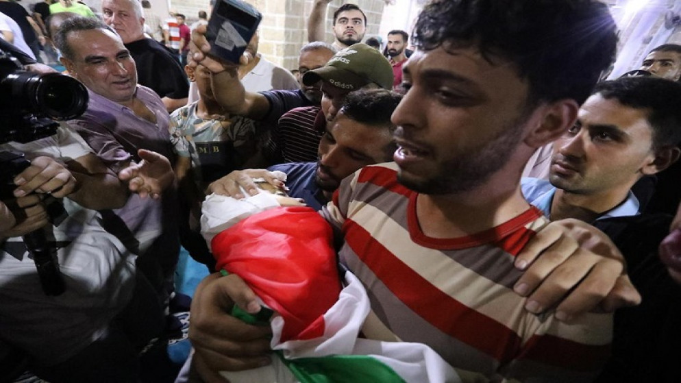 تشييع جثمان الشهيد الطفلة آلاء قدوم (5 أعوام) التي استشهدت بقصف الاحتلال الإسرائيلي لغزة الجمعة. (وفا)