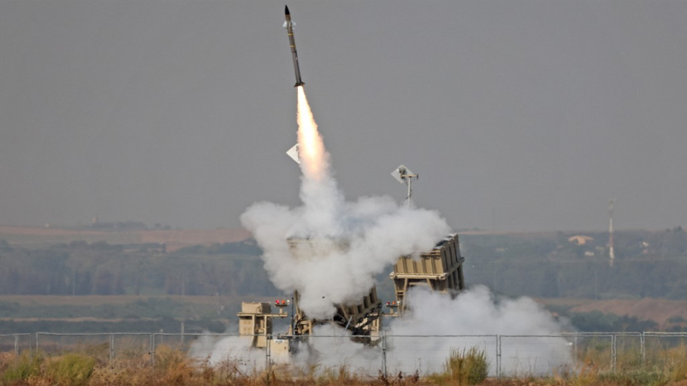 القبة الحديدية لجيش الاحتلال الإسرائيلي تطلق صاروخا لاعتراض آخر أطلق من قطاع غزة. 6 آب/أغسطس 2022. (أ ف ب)