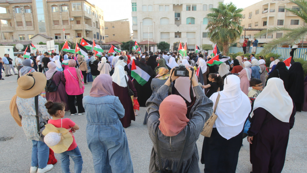 مشاركون في وقفة احتجاجية على العدوان الإسرائيلي قي منطقة الرابية في عمان. (صلاح ملكاوي/ المملكة)