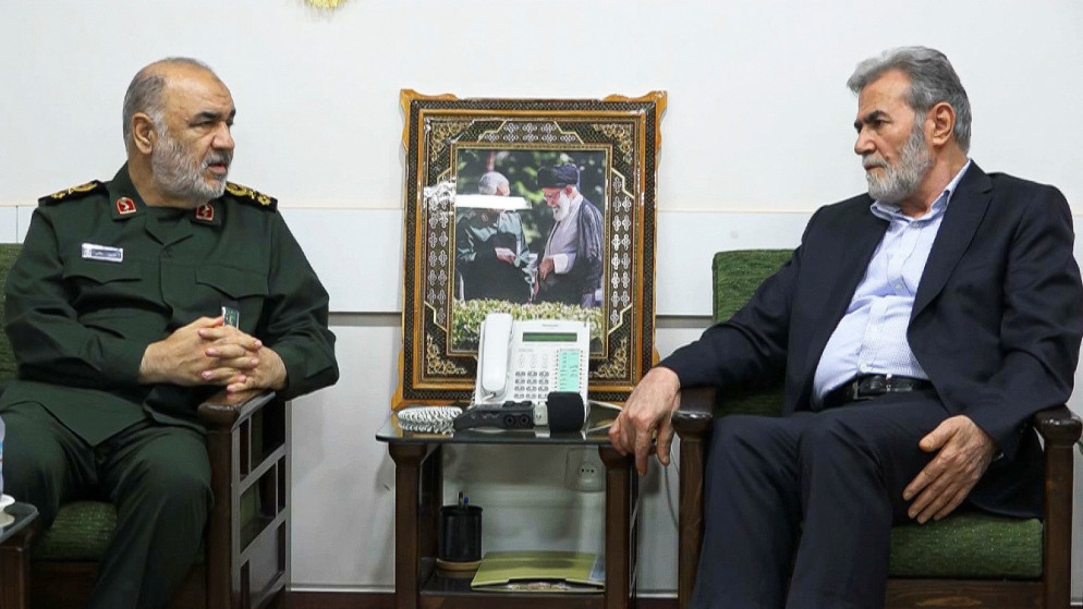 القائد العام للحرس الثوري الإيراني اللواء حسين سلامي مع الأمين العام لحركة الجهاد الإسلامي زياد النخالة في طهران. (رويترز)